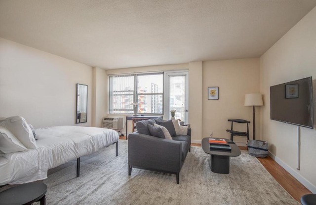 Cozy DT Studio with Balcony by Zencity