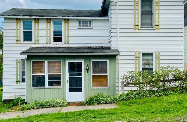 Cozy Duplex steps from Main St