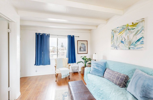 Cozy duplex with oceanview balcony - steps to the beach