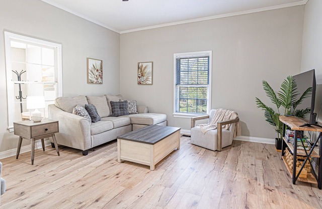 Cozy Escape~ 0.6 mil to Prisma, 1.8 mil to DT, 3 TVS, Games, Backyard, Parking