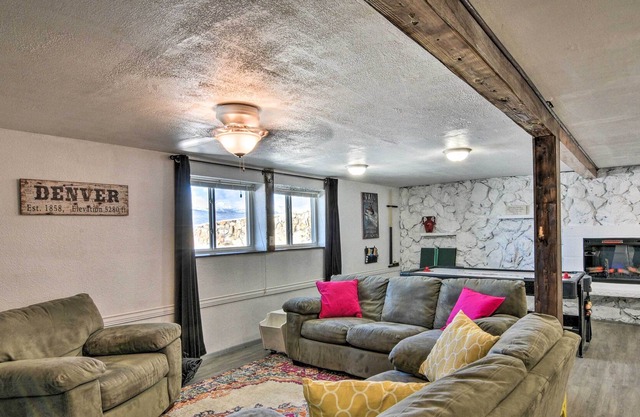 Cozy Escape w/ Shared Outdoor Hot Tub & Mtn Views!