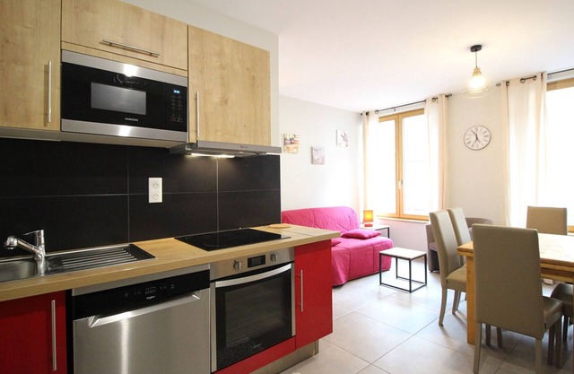 Cozy F2 near Town & Spa, Sleeps 6, with Parking, Pets Welcome