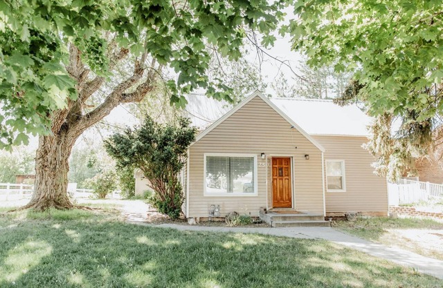 Cozy Fallcation: Near Lake, Trails & Logan! Dog Friendly