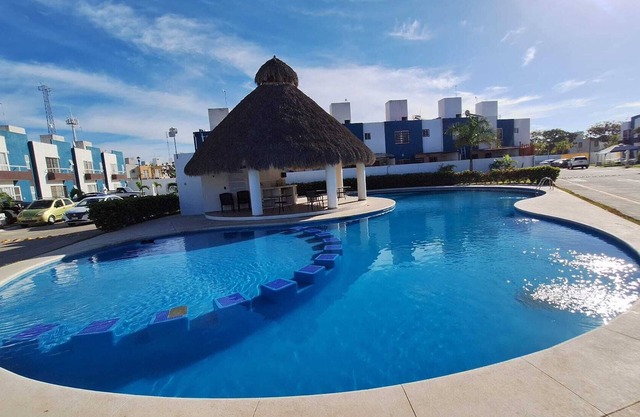 Cozy family Pet-friendly condo, 10minutes from nearest beach, 1min from the pool