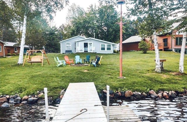 Cozy, Family Friendly Waterfront Cottage on Lake Alice