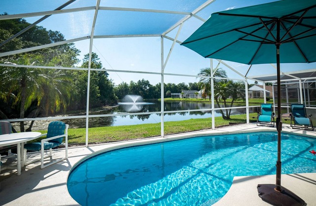 COZY FAMILY HOME POOL AND LAKE VIEW, 5MILES DISNEY