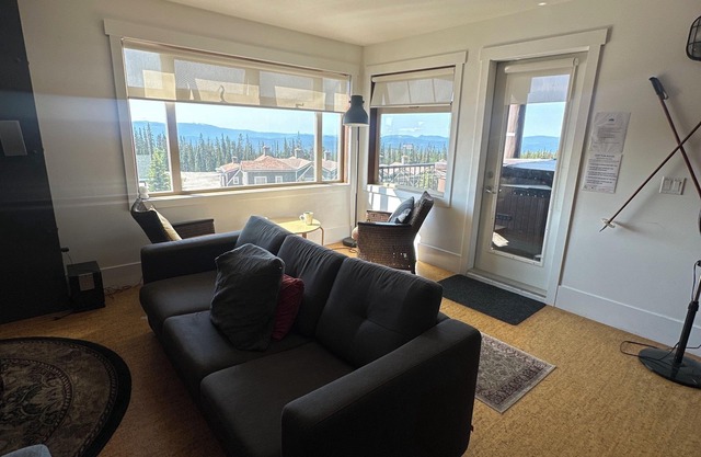 Cozy family retreat at Big White Ski Resort, 3BD, 2 Bath, and Private Jacuzzi