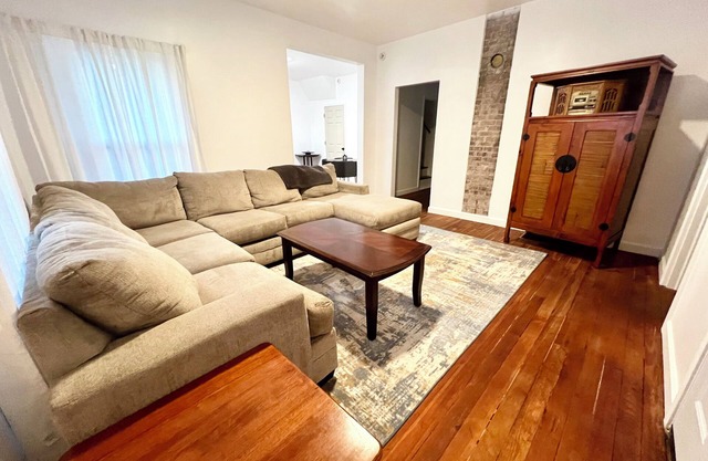 Cozy farmhouse minutes from the airport, downtown, and IMS.