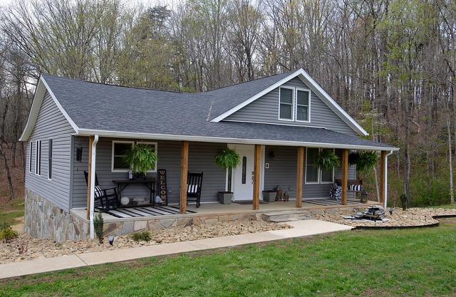 Cozy farmhouse! Pool table, fire pit, minutes to Lake James, downtown Marion!