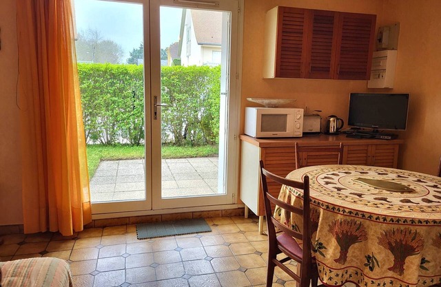 Cozy Garden Apartment Steps from Beach, Sleeps 4