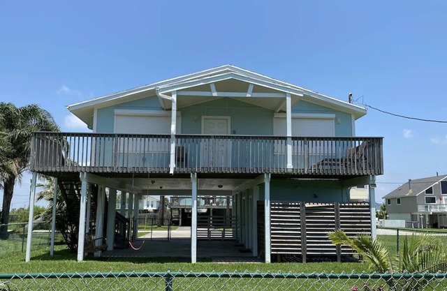 Cozy getaway blocks from the beach and the bay. Perfect for families and couples