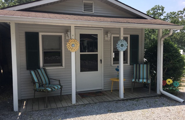 Cozy Getaway Cottage within walking distance to Ky Lake