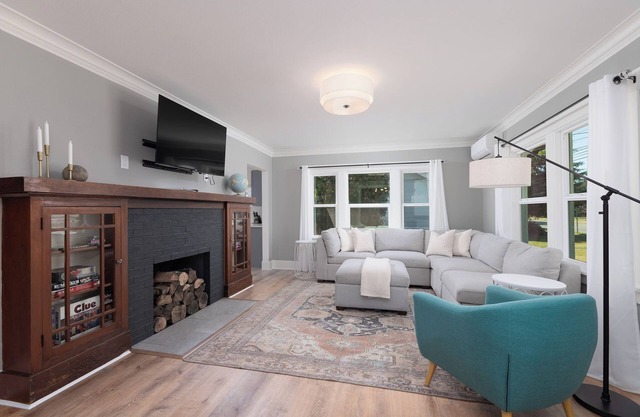 Cozy getaway w/hot tub & yard between Seattle and Mt Rainier