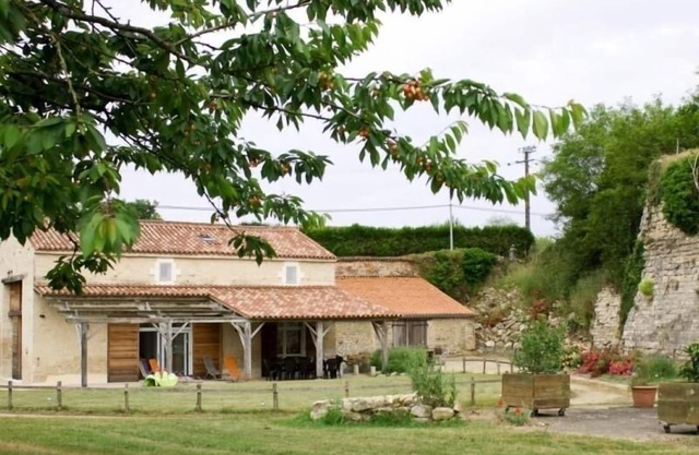 Cozy Gîte with Garden & Terrace, Sleeps 8, Family-Friendly, Near Fontenay-le-Comte