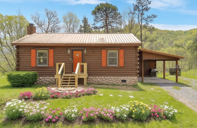 Cozy Greenbrier Woods Cabin: 2 Bedrooms with Stunning Mountain Views in Serene Gatlinburg!