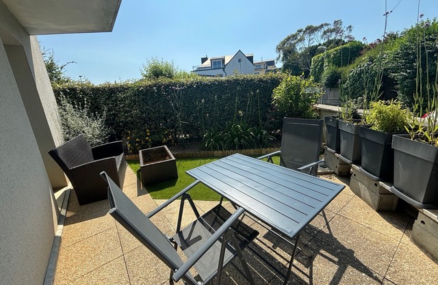 Cozy Ground-Floor Apartment with Double Terrace, Near Beach & Shops, 1 Bedroom Sleeps 2
