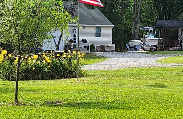 Cozy Guest House on 15 acres, with plenty of parking!