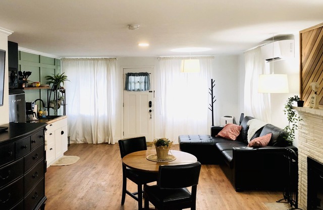 Cozy Guest House Suite W/Primary Entrance, pet friendly