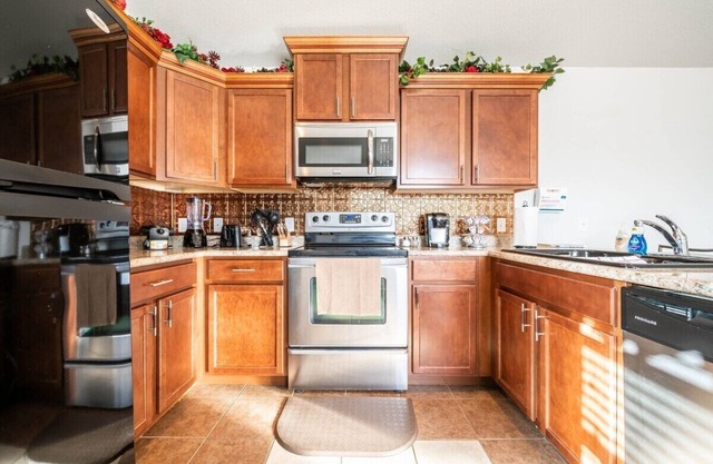 Cozy guest house with private entrance.