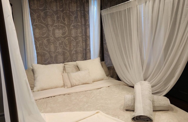 Cozy Guest Unit ideal for couples looking to Relax.