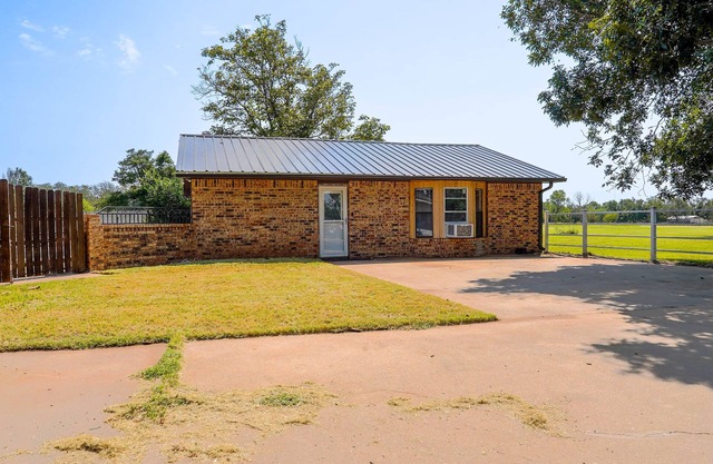 Cozy Guesthouse Retreat with Private Yard and Pool, Horse & Pet Friendly