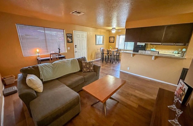 Cozy Harry Reid Airport apartment {pet friendly} five min from the Strip