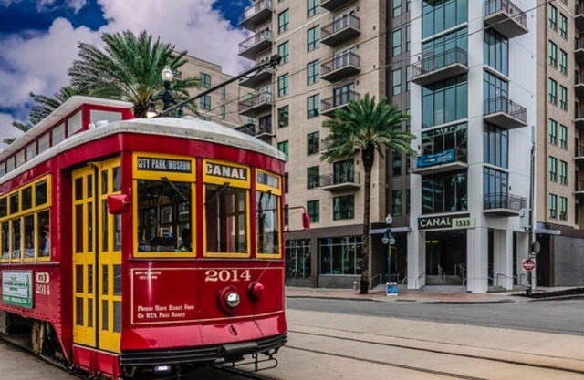 Cozy High rise on Canal St w/balcony! Only 4 mins to Super Bowl & Bourbon St!
