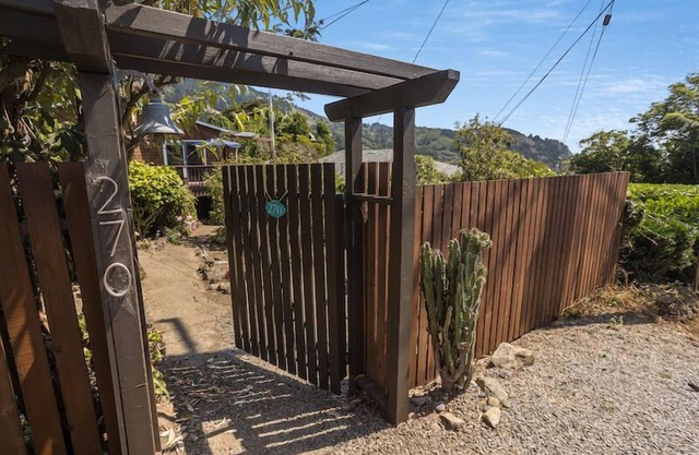 Cozy Hillside Cottage with Fenced Garden