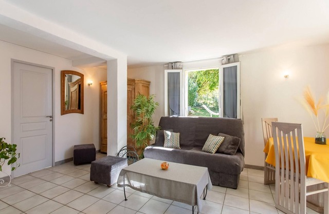 Cozy Hillside Escape in Berre