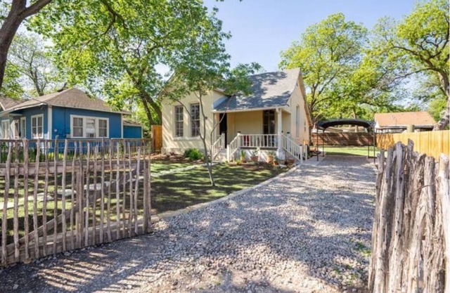 Cozy historic bungalow near the city's best downtown attractions