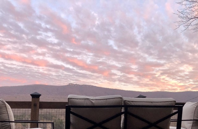 Cozy Historic Cabin w/Stellar View of Big Schloss—5 min. to trailhead