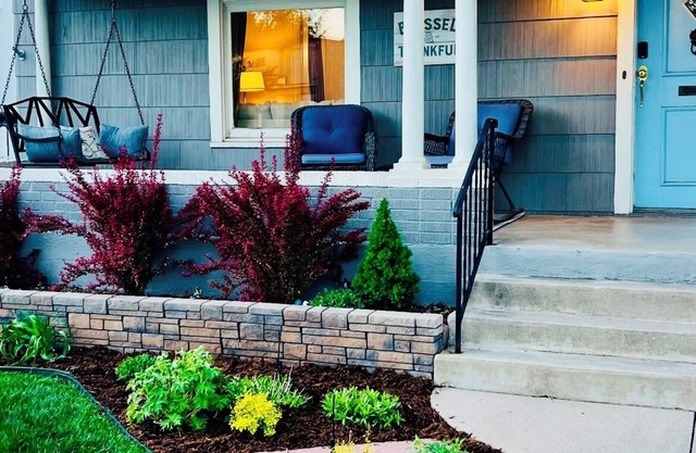 Cozy Historic Charmer near Downtown. nKing Bed, Private backyard w/fire pit.