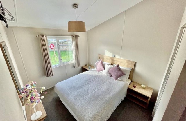 Cozy home away from home 3 bed lodge with a hot tub @ 101 Windsor Pendine Sands.