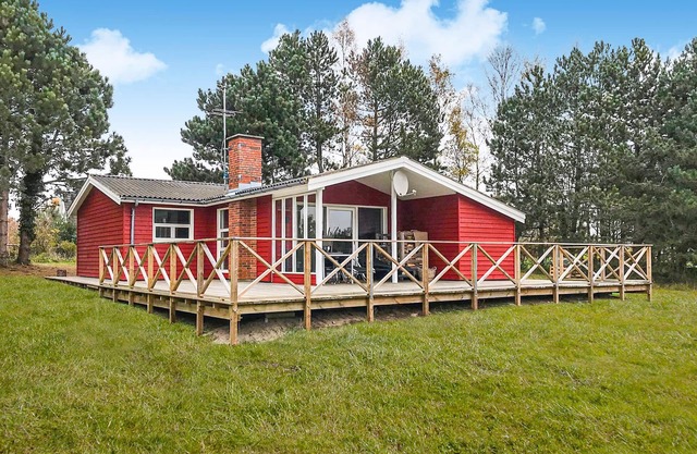 Cozy home in Aakirkeby with WiFi