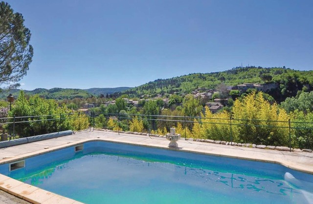 Cozy home in Cereste with WiFi