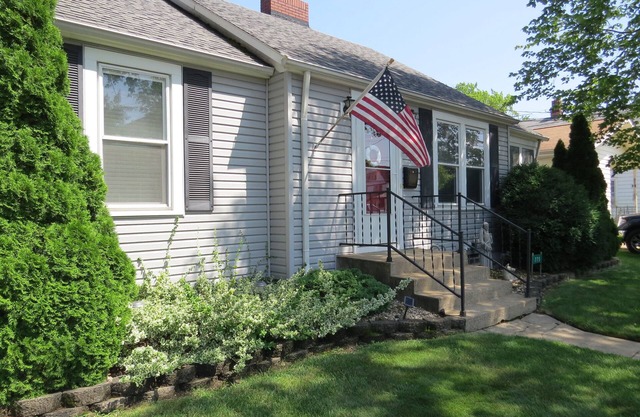 Cozy Home in Harbortown Districtnminutes from local shopping and restaurants