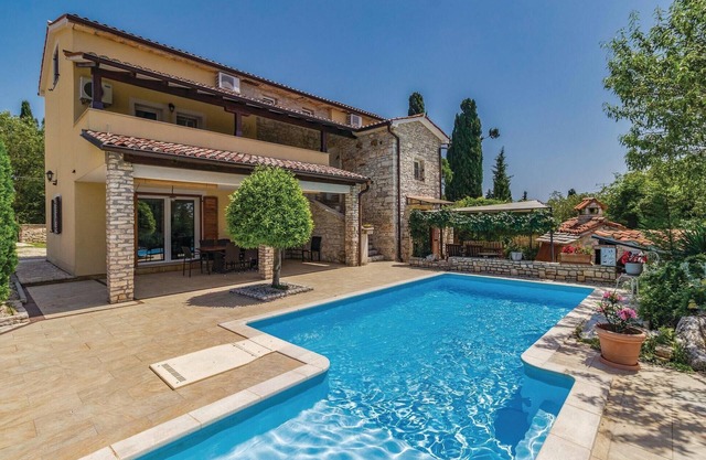 Cozy home in Manjadvorci with WiFi