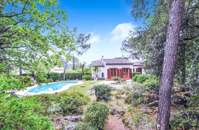 Cozy Home In Roquefort-Les-Pins