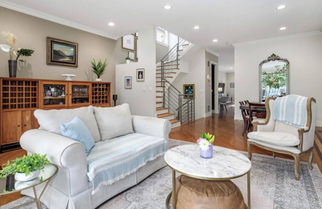 Cozy Home in the heart of Chicago W/Private Backyard & Games Room-Free parking.