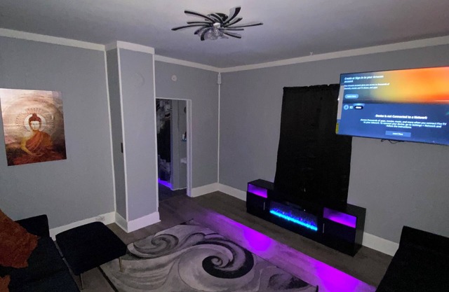 Cozy home N Peoria located close to the hospitals and downtown with AC, WiFi