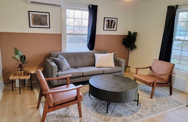 Cozy home w/a touch of modern. 4 mins from MTSU!