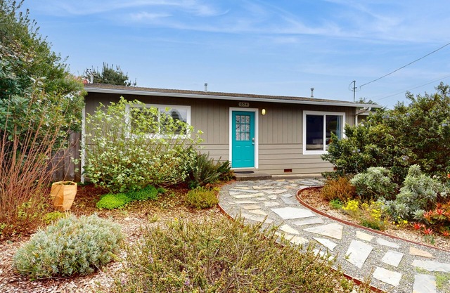 Cozy Home w/Large Yard, Free WiFi, & Private Hot Tub - Close To Bluffs & Trail