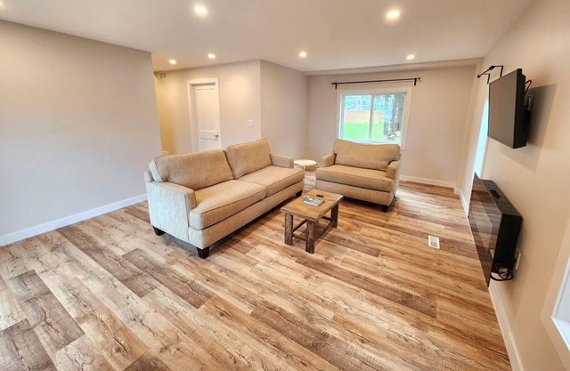 Cozy home with a fireplace in the living room, 25 minutes from Winnipeg!