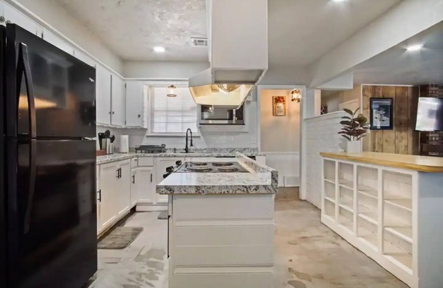 Cozy home with fenced yard in Midwest Citynn