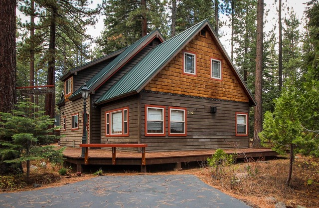 Cozy Home with Fireplace & Free Wifi - Walk Your Dog to the Beach