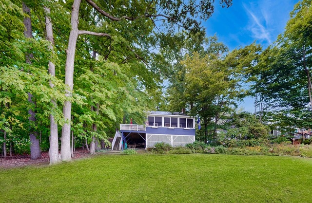 Cozy home with lake front property, views, bbq, dock, kayak, wifi, TV, w/d