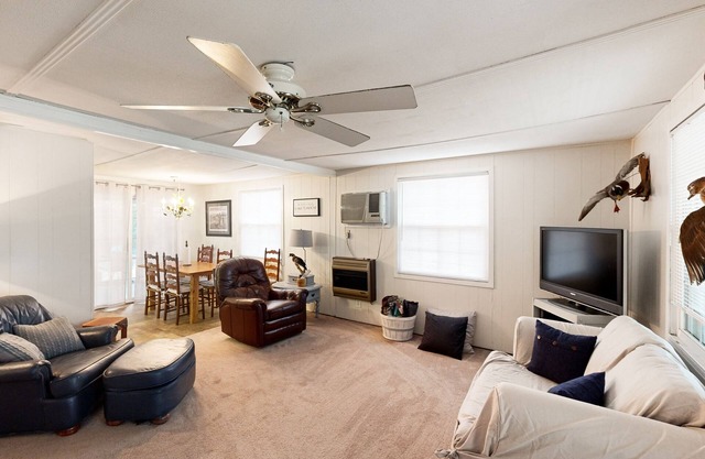 Cozy home with lake views and screened patio - come enjoy the outdoors!
