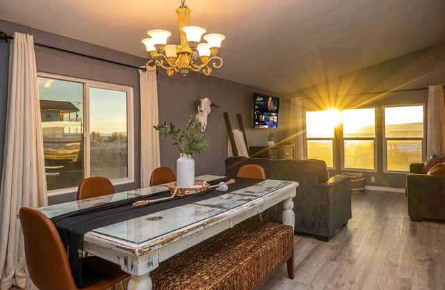 🌅 Cozy Home with Stunning Views, Near Laughlin