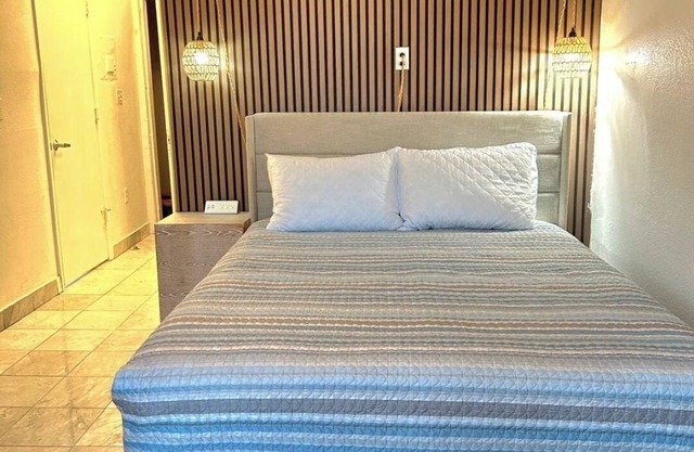 Cozy hotel room 270 sqf with WiFi, AC in amazing Miami Beach