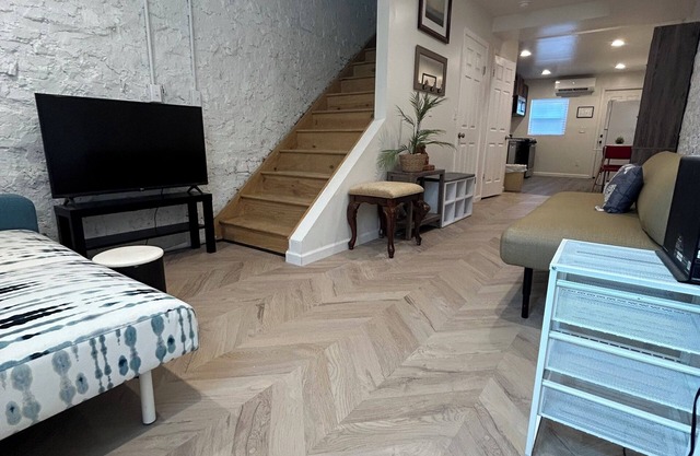 Cozy house in awesome Baltimore Fells Point with WiFi, AC